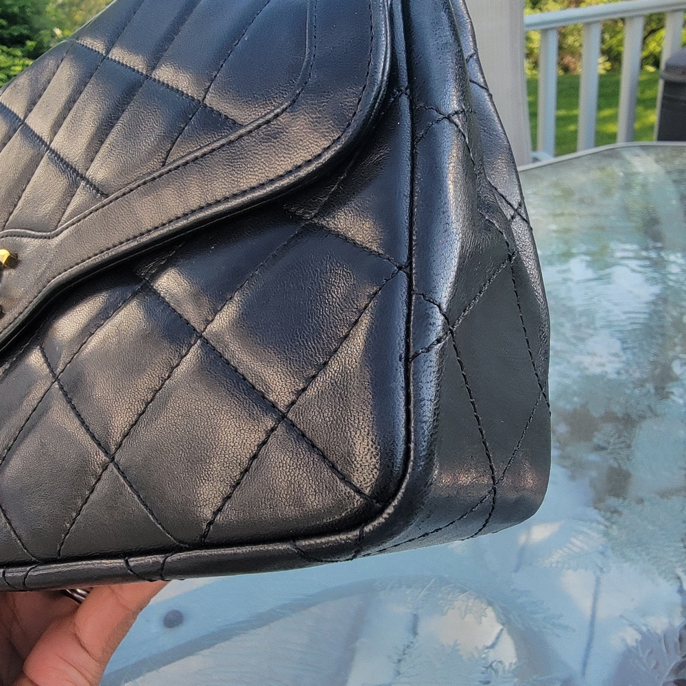Chic Black Quilted Leather Shoulder Bag - Picture 7 of 16